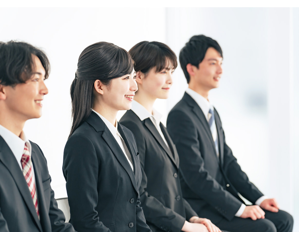 スーツ姿の若手社員が並ぶ採用情報ページのイメージ
